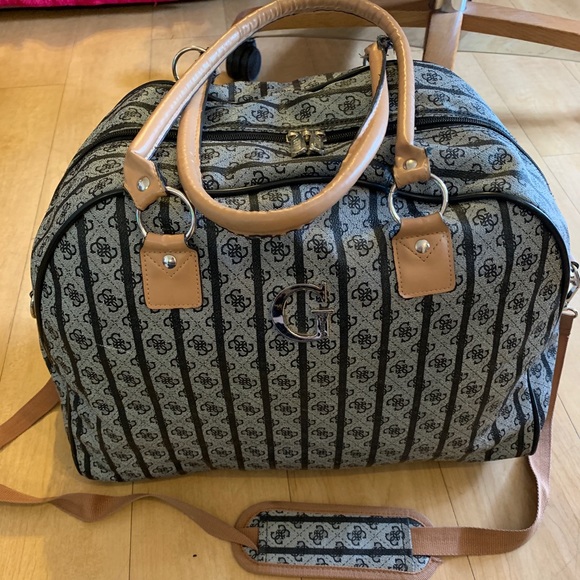 weekend bag guess